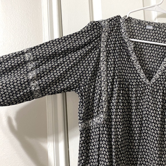 Old Navy long sleeve grey, white, navy print a line dress. Medium fit. - Picture 2 of 7